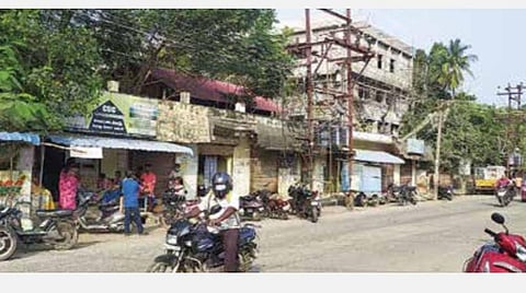 கடந்த 8 ஆண்டுகளாக வாடகை நிர்ணயிக்கப்படாமல் உள்ள வில்லியனூர் வட்டார வளர்ச்சி அலுவலகத்திற்கு சொந்தமான கடைகள்.