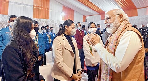உத்தரபிரதேச மாநிலம் மீரட்டில் மேஜர் தயான்சந்த் விளையாட்டுப் பல்கலைக்கழகம் அமைக்க நேற்று பிரதமர் நரேந்திர மோடி அடிக்கல் நாட்டினார். அப்போது விழாவுக்கு வந்திருந்த விளையாட்டு வீராங்கனைகளிடையே பிரதமர் மோடி கலந்துரையாடினார். படம்: பிடிஐ