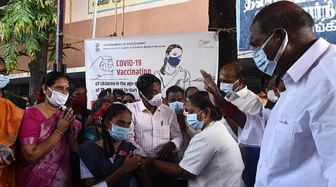 முதல்வர் ரங்கசாமி தடுப்பூசி முகாமினை தொடங்கி வைத்து ஆய்வு செய்த படம் : பட உதவி எம். சாம்ராஜ்