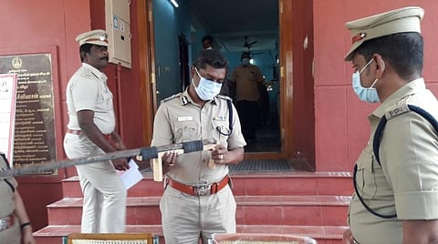 குற்றவாளிகளிடம் பறிமுதல் செய்யப்பட்ட நாட்டுத் துப்பாக்கியைப் பார்வையிட்ட தென்மண்டல ஐ.ஜி. அன்பு.