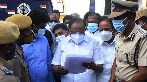 சேலம் மத்திய சிறையில் ஆய்வு மேற்கொண்ட சட்டத்துறை அமைச்சர் ரகுபதி. உடன் எம்.பி. பார்த்திபன், எம்எல்ஏ ராஜேந்திரன், கோவை சரக சிறைத்துறை துணை தலைவர் சண்முகசுந்தரம் உள்ளிட்டோர். | படம்: எஸ்.குரு பிரசாத்.