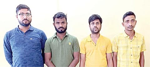 மருத்துவமனை நிர்வாகி வங்கிக் கணக்கிலிருந்து ரூ.24 லட்சத்தை மோசடி செய்ததாக கைது செய்யப்பட்ட மேற்கு வங்க இளைஞர்கள்.