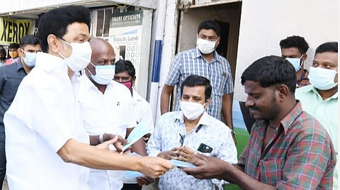 சென்னை அண்ணா சாலையில் முதல்வர் நடத்திய திடீர் ஆய்வில் பொதுமக்களில் முகக்கவசம் அணியாதவர்களுக்கு முகக்கவசம் வழங்கினார்.
