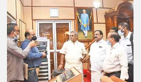 புதுச்சேரி சட்டப்பேரவையை டிஜிட்டலாக்கும் திட்டம் தொடர்பாக பேரவைத் தலைவர் செல்வத்துடன் விவாதிக்கும் தேசிய ‘இ-விதான்’ தொழில்நுட்பக் குழுவினர். உடன் மாநிலங்களவை உறுப்பினர் செல்வகணபதி உள்ளிட்டோர்.