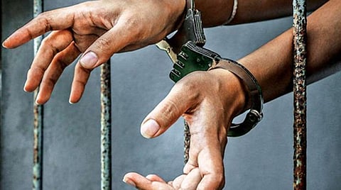 ஈரோடு: சிறுமியைக் கடத்தி திருமணம் கட்டிடத் தொழிலாளி போக்சோவில் கைது