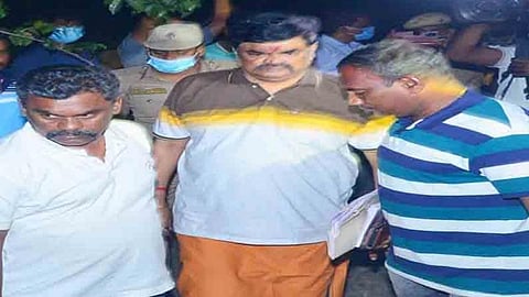 நள்ளிரவில் விருதுநகர் அழைத்துவரப்பட்ட ராஜேந்திர பாலாஜி: டிஐஜி, எஸ்.பி. 3 மணி நேரம் விசாரணை