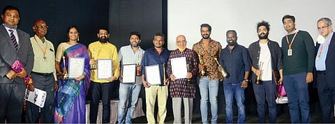 சென்னையில் நடைபெற்ற சர்வதேச திரைப்பட விழா நிறைவு நிகழ்ச்சியில் மூத்த இயக்குநர் சிங்கிதம் சீனிவாச ராவுக்கு வாழ்நாள் சாதனையாளர் விருது வழங்கப்பட்டது. அவருடன், பிற பிரிவுகளில் விருது பெற்ற இயக்குநர்கள் வசந்த் எஸ்.சாய், பா.ரஞ்சித், கணேஷ் விநாயக், தமிழ், பாடகர் சித்ராம், திரைப்பட விழா இயக்குநர் இ.தங்கராஜ், இணை இயக்குநர் முரளி, அக்கார்ட் ஹோட்டல் குழுமத் துணைத் தலைவர் அருண் உள்ளிட்டோர்.படம்: பு.க.பிரவீன்