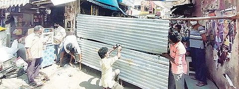 வேலூர் காந்திரோடு பாபுராவ் தெருவில் தங்கும் விடுதிகளில் உள்ளவர்களுக்கு கரோனா தொற்று உறுதிப்படுத்தப்பட்டதை தொடர்ந்து, அப்பகுதியில் மாநகராட்சி சார்பில் தடுப்புகள் அமைத்து தனிமைப்படுத்தப்பட்டது. படம்: வி.எம்.மணிநாதன்.