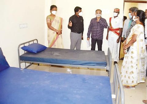 விழுப்புரம் அருகே பெரும்பாக்கத்தில் அமைக்கப்பட்டுள்ள கரோனா சிகிச்சை மையத்தை ஆட்சியர் மோகன் ஆய்வு செய்தார்.