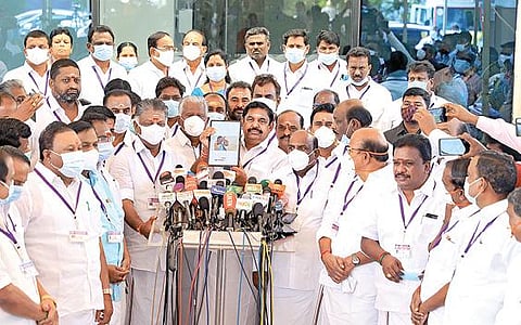 கூட்டுறவு சங்க சட்டத் திருத்த மசோதாவுக்கு எதிர்ப்புத் தெரிவித்து பேரவைக் கூட்டத்திலிருந்து வெளிநடப்பு செய்த பின்னர், பொங்கல் பரிசுத் தொகுப்பில் தரமற்ற பொருட்கள் இருந்ததாகக் கூறி, அதற்கான ஆதாரத்தை பத்திரிகையாளர்களிடம் காண்பித்துப் பேசிய எதிர்க்கட்சித் தலைவர் பழனிசாமி. உடன், ஓ.பன்னீர்செல்வம் உள்ளிட்ட எம்எல்ஏ-க்கள்.படம்: க.பரத்