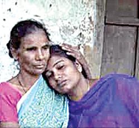 தனது தாய் சித்ராவுடன் அஞ்சலி