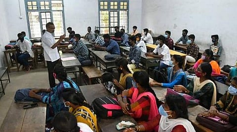 பல்கலை. பாடத்திட்டத்தை மாற்றியமைக்க உத்தரவு: உயர்கல்வித் துறை சுற்றறிக்கை