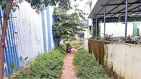 சார்-கருவூல அலுவலகம் பெயர் பலகை இன்றி, செல்லும் பாதையில் செடிகள் வளர்ந்து முட்புதர்களைப் போன்று காட்சியளிக்கிறது.