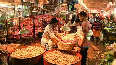 கோயம்பேடு சந்தையில் காய்கறிகள் விலை குறைந்தன: கத்தரி, புடலங்காய் கிலோ ரூ.10-க்கு விற்பனை