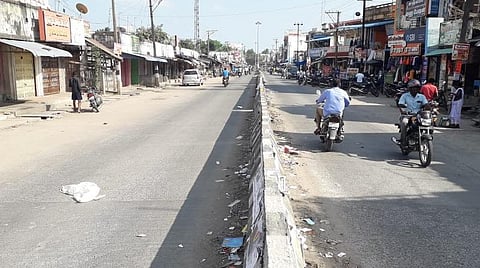 எல்லையில் விநோதம்: ஒரே சாலையில் புதுச்சேரி பகுதியில் கடை திறப்பு; தமிழகப் பகுதியில் கடை அடைப்பு