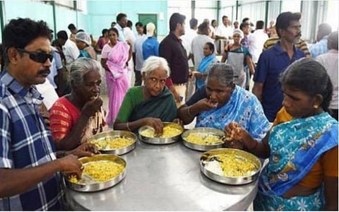 முழு ஊரடங்கால் அம்மா உணவகங்களில் குவிந்த மக்கள்: கூடுதலாக சமைத்து விநியோகித்த மாநகராட்சி