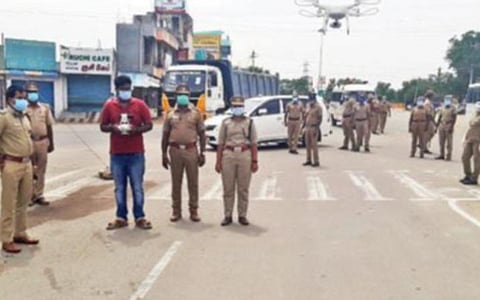 சென்னையில் ட்ரோன் மூலம் தீவிர கண்காணிப்பு; ரோந்துப் பணியில் 10,000 போலீஸார்: தடையை மீறி இயக்கப்பட்ட வாகனங்கள் பறிமுதல்