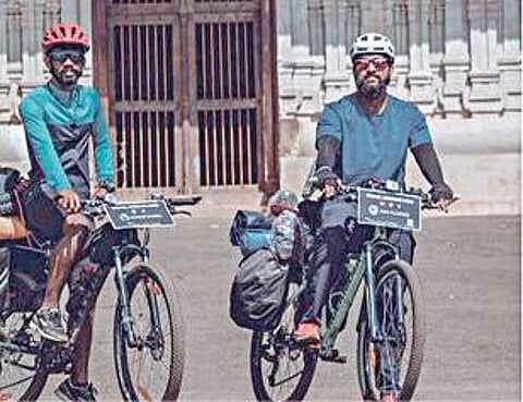 சைக்கிளில் சுற்றுப் பயணம் மேற்கொண்டு வரும் அஸ்வின் மனோஜ், ஆஷிக் ரெஜி.