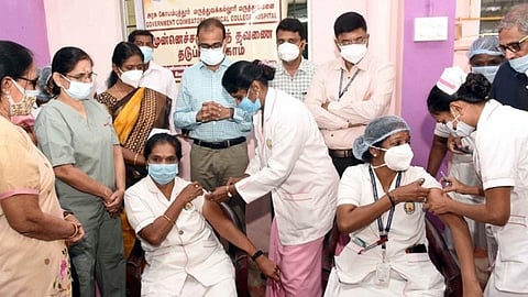 கோவை அரசு மருத்துவமனையில் செவிலியர்களுக்கு நேற்று பூஸ்டர் தடுப்பூசி செலுத்தும் பணியை பார்வையிட்ட மாவட்ட ஆட்சியர் ஜி.எஸ்.சமீரன். உடன், மருத்துவமனையின் டீன் டாக்டர் நிர்மலா உள்ளிட்டோர். | படம்: ஜெ.மனோகரன்.