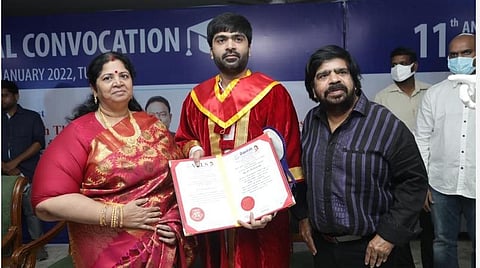 'என் பெற்றோருக்கே அனைத்துப் பெருமைகளும்' - கவுரவ டாக்டர் பட்டம் பெற்ற சிம்பு