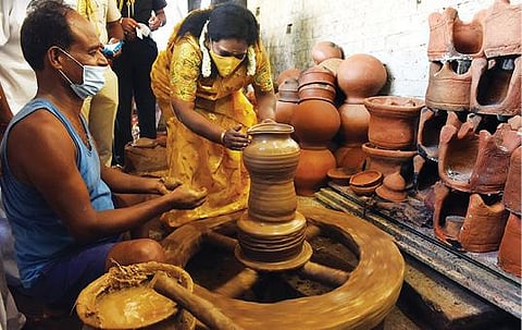 உறுவையாறு பகுதியில் மண்பானை முனையும் களத்தில் ஆளுநர் தமிழிசை சவுந்தரராஜன். படம்: எம்.சாம்ராஜ்