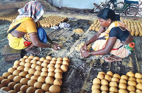 பரமத்தி வேலூரில் வெல்ல ஆலையில் உருண்டை வெல்லம் தயாரிப்பு பணியில் ஈடுபட்டுள்ள தொழிலாளர்கள்.