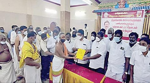 திருப்போரூரில் பொங்கல் பண்டிகையை முன்னிட்டு அறநிலையத் துறை சார்பில் எம்எல்ஏ பாலாஜி, கோயில் பணியாளர்களுக்கு புத்தாடை மற்றும் சீருடைகளை வழங்கினார்.