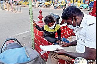 பணிகளுக்கு இடையே சாலையோர சிறுமிகளுக்கு கணித பாடம் சொல்லிக் கொடுக்கும் போக்குவரத்து காவலர் மகேந்திரன்.