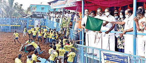 புதுக்கோட்டை மாவட்டம் கந்தர்வக்கோட்டை அருகே தச்சன்குறிச்சியில் நடைபெற்ற ஜல்லிக்கட்டை தொடங்கி வைத்த அமைச்சர்கள் எஸ்.ரகுபதி, சிவ.வீ.மெய்யநாதன். உடன், எம்எல்ஏக்கள் எம்.சின்னதுரை, வை.முத்துராஜா.