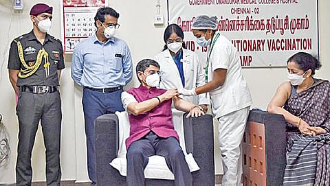 ஆளுநர் ஆர்.என்.ரவி தனது மனைவியுடன் சேர்ந்து, முன்னெச்சரிக்கை தவணை கரோனா தடுப்பூசியை சென்னை ஓமந்தூரார் அரசு மருத்துவக் கல்லூரி மருத்துவமனையில் நேற்று செலுத்திக் கொண்டார். படம்: ம.பிரபு
