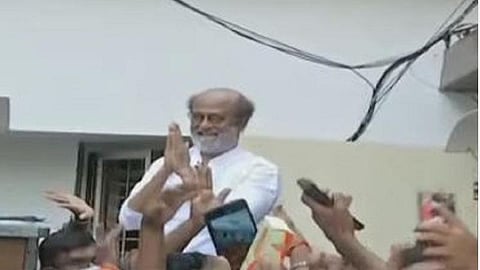 கேட்டிலிருந்தபடி ரசிகர்களை