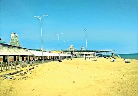 திருச்செந்தூர் கோயில் கடற்கரை மக்கள் நடமாட்டமின்றி வெறிச்சோடி காணப்பட்டது.