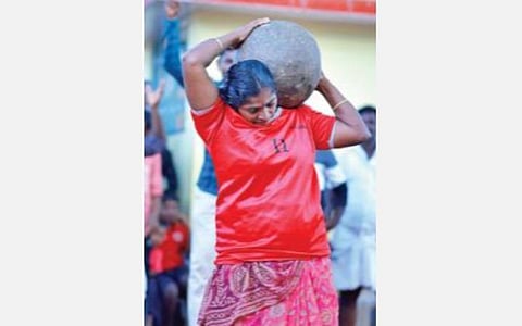 65 கிலோ இளவட்டக்கல்லை அநாயசமாக தூக்கி சாகசம் புரிந்த ராஜகுமாரி.