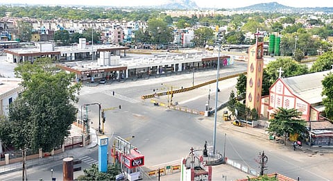 முழு ஊரடங்கால் மதுரை பெரியார் பேருந்து நிலையப் பகுதி போக்குவரத்து இன்றி வெறிச்சோடிக் காணப்பட்டது. படம்: கிருஷ்ணமூர்த்தி