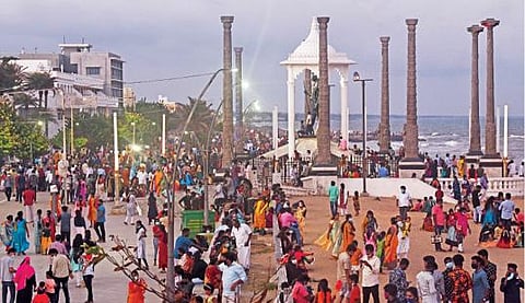 காணும் பொங்கலில் தமிழகத்தில் ஊரடங்கு போடப்பட்டதால் புதுச்சேரிக்கு சுற்றுலா பயணிகள் வருகை குறைந்த நிலையில் மாலையில் உள்ளூர் மக்கள்கடற்கரையில் அதிகளவில் குவிந்தனர். படம்: எம்.சாம்ராஜ்