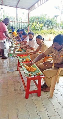 ஊரடங்கின் போது பிரியாணி வழங்கி உபசரிக்கப்படும் காவலர்கள்.
