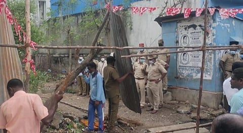 துணை ஆட்சியர் விசாரணைக்குப் பிறகு பூமி பூஜை செய்து தொடங்கிய தடுப்புகள் அமைக்கும் பணி நிறுத்தப்பட்டு போலீஸார் முன்னிலையில் அகற்றிய பணியாளர்கள்.