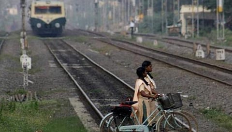 ஆவடி, திருவள்ளூர் ரயில்வே காவல் நிலையங்களின் எல்லைக்குள் கடந்த ஆண்டில் ரயில்களில் அடிபட்டு 107 பேர் உயிரிழப்பு: தொடர் விழிப்புணர்வு நிகழ்வுகளால் ரயில் உயிரிழப்பு எண்ணிக்கை குறைகிறது