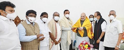 தமிழகத்துக்கு நீட் தேர்வில் இருந்து விலக்கு அளிப்பது தொடர்பாக, மத்திய உள்துறை அமைச்சர் அமித் ஷாவை, திமுக நாடாளுமன்ற உறுப்பினர்கள் குழுத் தலைவர் டி.ஆர்.பாலு தலைமையில் அனைத்து கட்சிகளைச் சேர்ந்த குழுவினர் நேற்று சந்தித்து மனு அளித்தனர்.