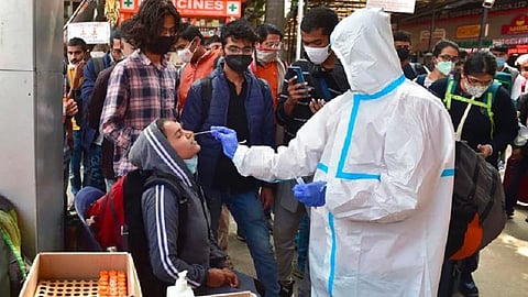 இந்தியாவில் புதிதாக 2.38 லட்சம் பேருக்குக் கரோனா: நேற்றைவிட 7% குறைவு