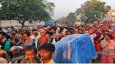 பழனியில் தைப்பூசவிழாவை முன்னிட்டு மலைக்கோயில் அடிவாரம் கிரிவீதிகளில் திரண்ட பக்தர்கள் கூட்டம்.