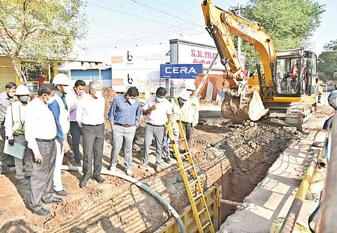 திருநெல்வேலியில் நடைபெற்றுவரும் ஸ்மார்ட் சிட்டி திட்டப்பணிகளை அரசு கூடுதல் தலைமை செயலாளர் சிவ்தாஸ் மீனா, நகராட்சி நிர்வாக இயக்குநர் பொன்னையா ஆகியோர் ஆய்வு செய்தனர்.