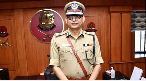 சாலையில் கிடந்த பணத்தை ஒப்படைத்த மேற்குவங்க இளைஞருக்கு காவல் ஆணையர் பாராட்டு