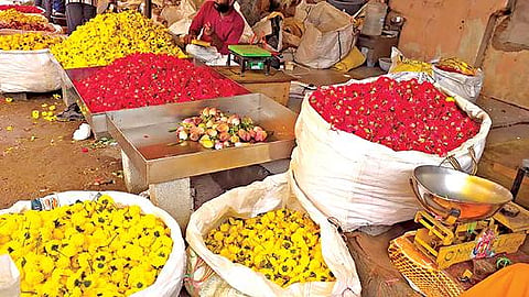 ஓசூர் மலர் சந்தையில் விற்பனைக்காக குவித்து வைக்கப்பட்டுள்ள பட்டன்ரோஜா மலர்கள்.
