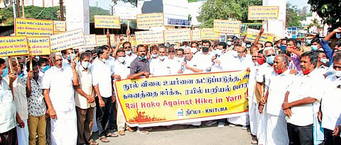 திருப்பூரில் பின்னலாடை நிறுவனங்கள் 2-வது நாளாக உற்பத்தி நிறுத்தம்