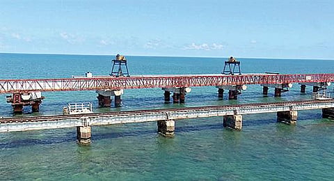 பாம்பன் புதிய ரயில் பாலத்தில் நடைபெற்று வரும் இரும்பு கர்டர்கள் பொருத்தும் பணி.