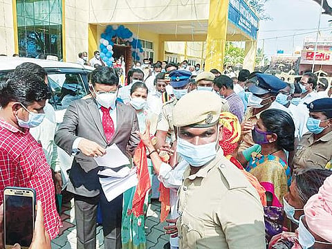 ஆரணியில் ஜாதி சான்றிதழ் வழங்கக் கோரி, மாவட்ட ஆட்சியர் முருகேஷை நேற்று முற்றுகையிட்டு மனு அளித்த கணிக்கர்கள்.