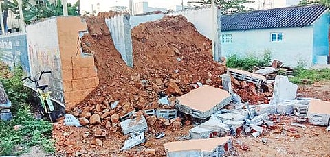 பெரம்பலூரில் நேற்று இடிந்து விழுந்த மாட்டுக் கொட்டகை சுவர்.