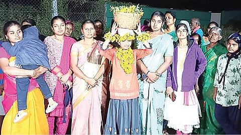 கோட்டூரில் நிலாப் பெண் பிரகதீஷாவை ஊர்வலமாக அழைத்து வரும் பெண்கள்.