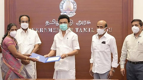 மறைந்த கலைஞர்களின் வாரிசுதாரர்களுக்கு குடும்ப பராமரிப்பு உதவித் தொகை: முதல்வர் வழங்கினார்